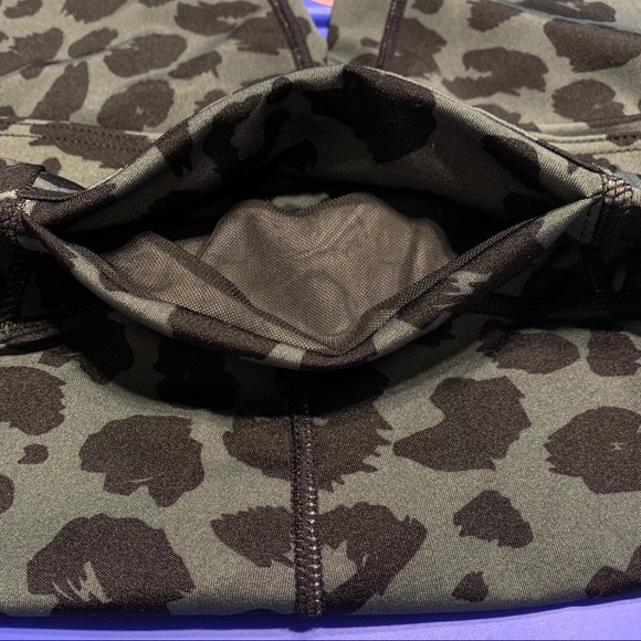 NWT High Waist Leopard Print Leggings w/ Pocket - Picture 3 of 8